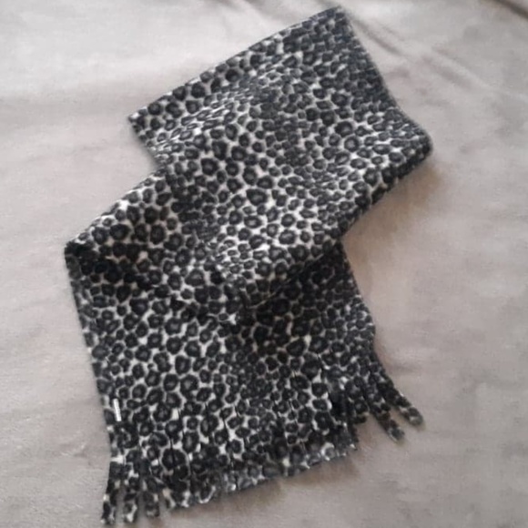 Snow leopard print scarf - Picture 1 of 1